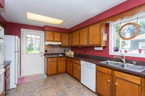 207 Cedar St, Three Oaks, MI 49128 photo 3