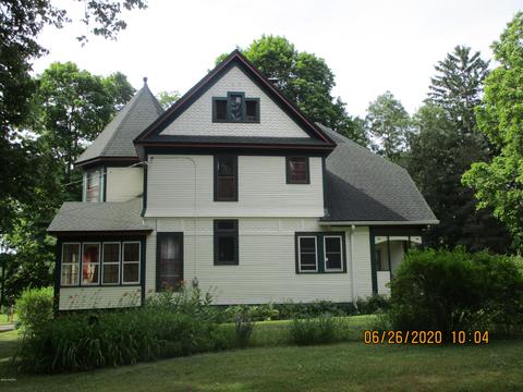 909 Maple St, Albion, MI 49224 photo 4