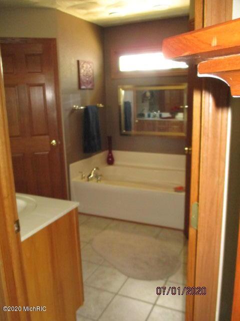 11694 Edgewood Dr, Bellevue, MI 49021 photo 21