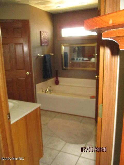 11694 Edgewood Dr, Bellevue, MI 49021 photo 28