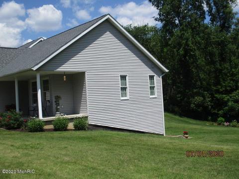 11694 Edgewood Dr, Bellevue, MI 49021 photo 4