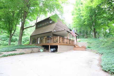 866 11th St, Plainwell, MI 49080 photo 2