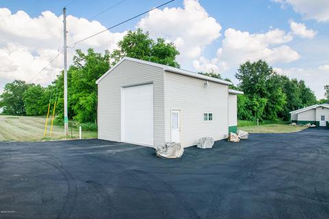 210 E Parmeter Rd, Ionia, MI 48846 photo 4