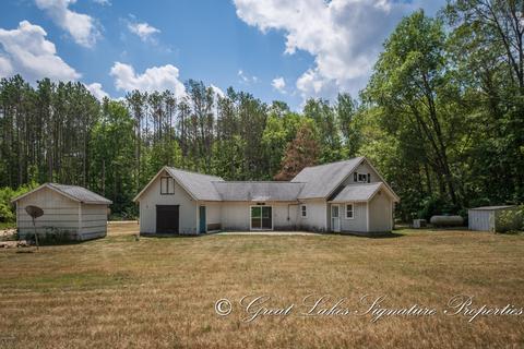 1341 E Jackson St, White Cloud, MI 49349 photo 4