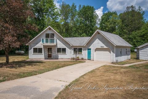 1341 E Jackson St, White Cloud, MI 49349 photo 1