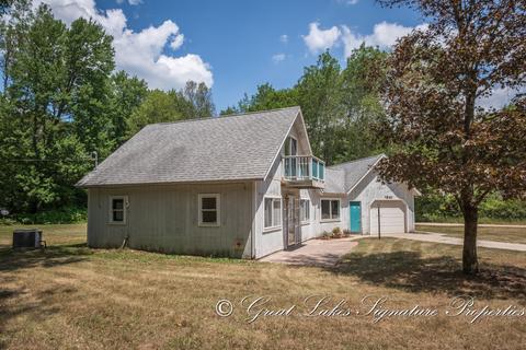 1341 E Jackson St, White Cloud, MI 49349 photo 2
