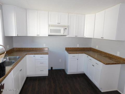 1025 Davis St, Manistee, MI 49660 photo 4