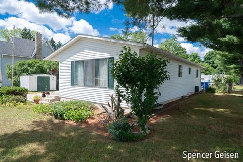405 Putney St, Belding, MI 48809 photo 2