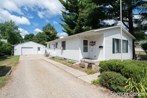 405 Putney St, Belding, MI 48809 photo 1
