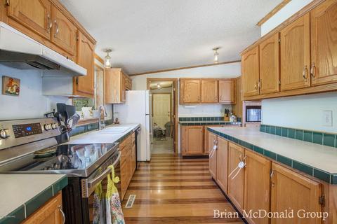 981 49th St, Pullman, MI 49450 photo 2