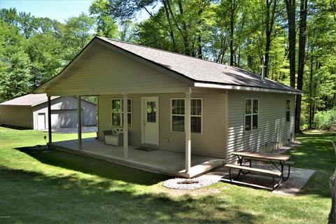5245 N Evergreen Dr, White Cloud, MI 49349 photo 1