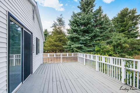 11185 S Walnut Ave, Grant, MI 49327 photo 4