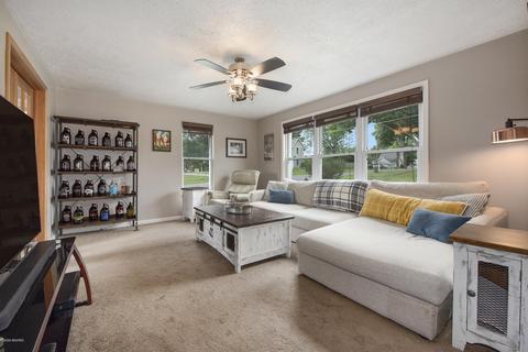 157 Maple St, Freeport, MI 49325 photo 4