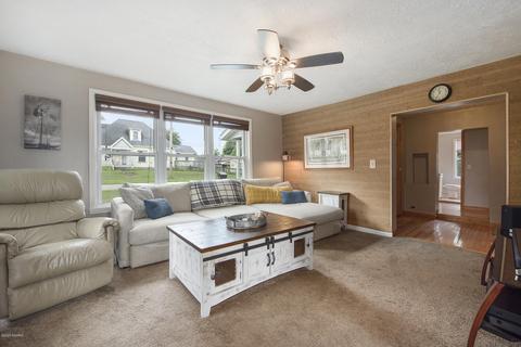 157 Maple St, Freeport, MI 49325 photo 5