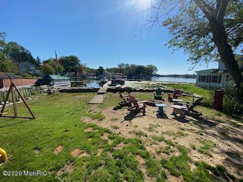 10529 Pine Beach Dr, Plainwell, MI 49080 photo 3