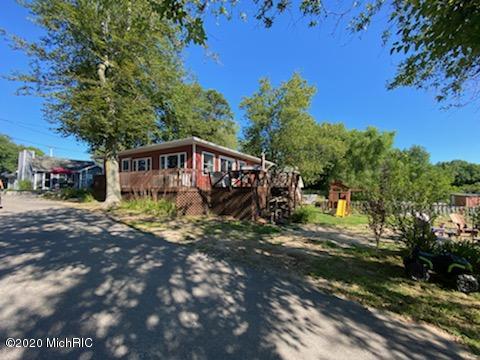 10529 Pine Beach Dr, Plainwell, MI 49080 photo 2