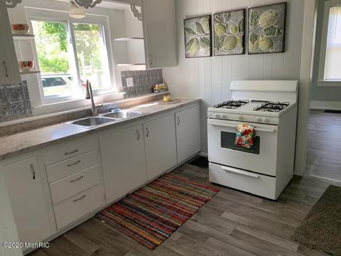 511 Wood St, Three Rivers, MI 49093 photo 3