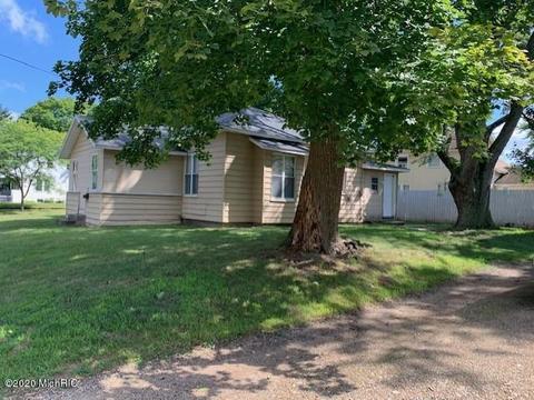 511 Wood St, Three Rivers, MI 49093 photo 2