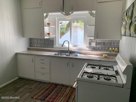 511 Wood St, Three Rivers, MI 49093 photo 4