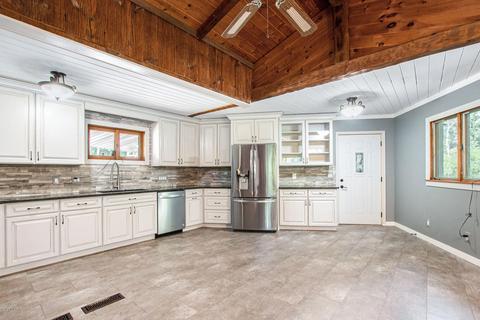 105 S Stocking St, Belding, MI 48809 photo 8