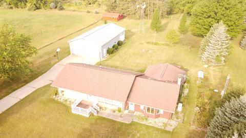 410 Maple St, Edmore, MI 48829 photo 2