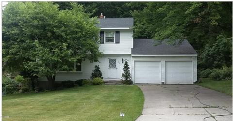 560 Edgeworthe Dr SE, Ada, MI 49301 photo 1