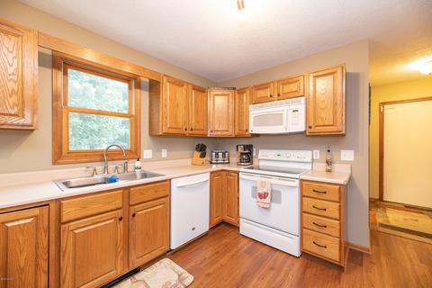 1063 S Peach Ct, Plainwell, MI 49080 photo 13