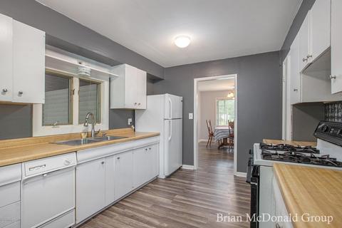 327 13th St, Plainwell, MI 49080 photo 3