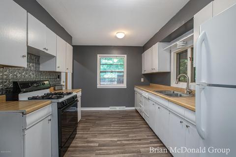 327 13th St, Plainwell, MI 49080 photo 2