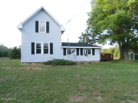 2131 E 40th St, White Cloud, MI 49349 photo 1