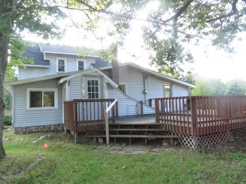 2131 E 40th St, White Cloud, MI 49349 photo 2