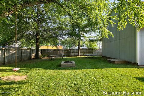 111 E Mark St, Sparta, MI 49345 photo 4