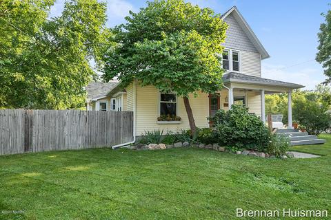 111 E Mark St, Sparta, MI 49345 photo 2