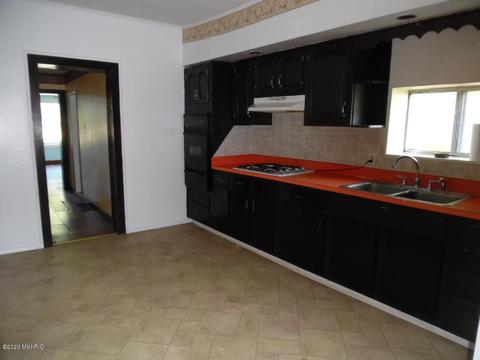 610 E State St, Cassopolis, MI 49031 photo 4