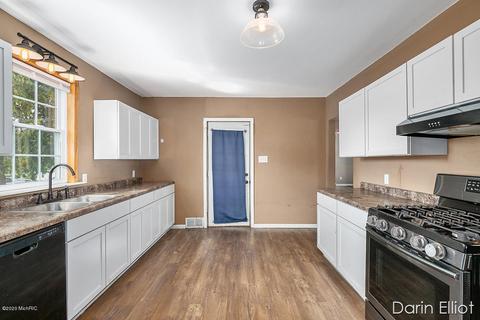 610 Crawford St, Belding, MI 48809 photo 8