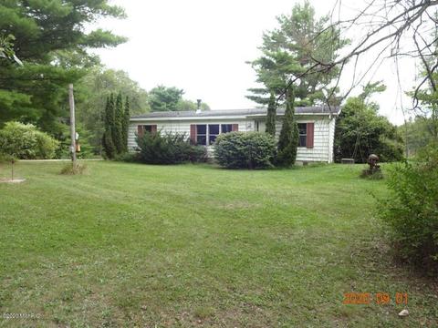 2826 S Oak Ave, White Cloud, MI 49349 photo 3