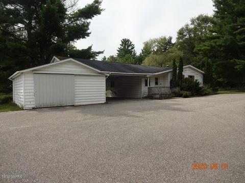 2826 S Oak Ave, White Cloud, MI 49349 photo 1
