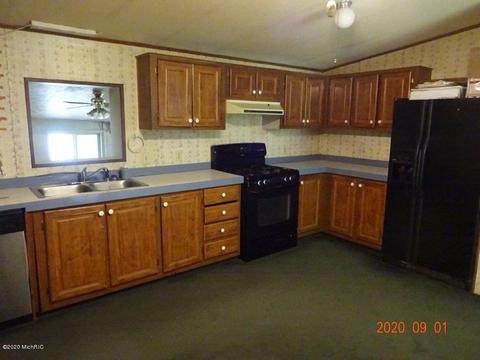 2826 S Oak Ave, White Cloud, MI 49349 photo 4