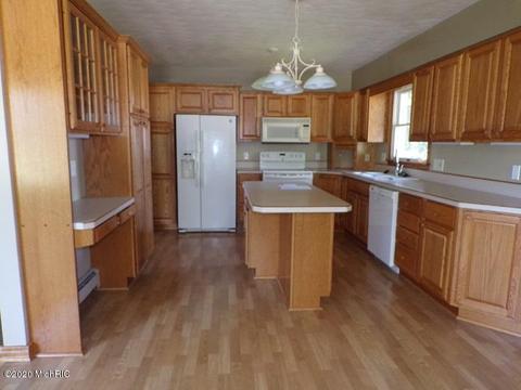 202 Michael Ave, Shepherd, MI 48883 photo 3