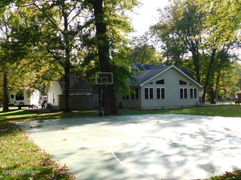 632 S Fall River Dr, Coldwater, MI 49036 photo 2