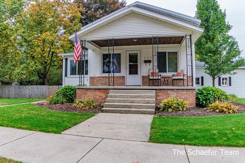 524 Amity St SE, Lowell, MI 49331 photo 2