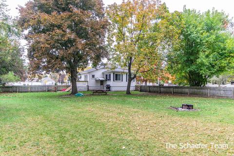 524 Amity St SE, Lowell, MI 49331 photo 3