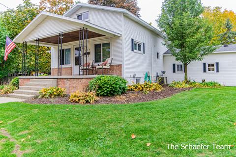 524 Amity St SE, Lowell, MI 49331 photo 1