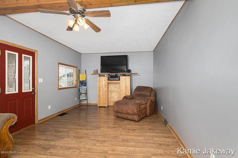 822 James St, Belding, MI 48809 photo 4