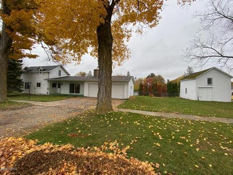 201 S Fourth St, Edmore, MI 48829 photo 2