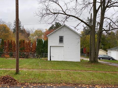 201 S Fourth St, Edmore, MI 48829 photo 3
