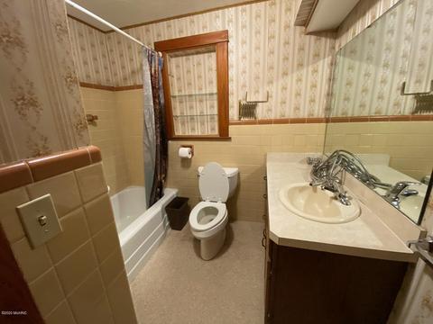 201 S Fourth St, Edmore, MI 48829 photo 8