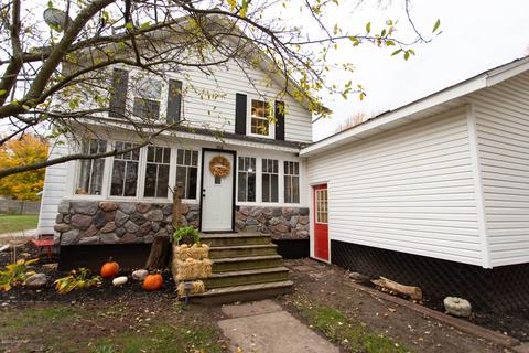 306 Cherry St, Freeport, MI 49325 photo 2