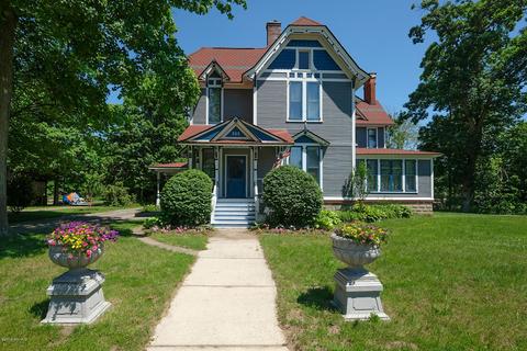 335 E Bridge St, Plainwell, MI 49080 photo 2