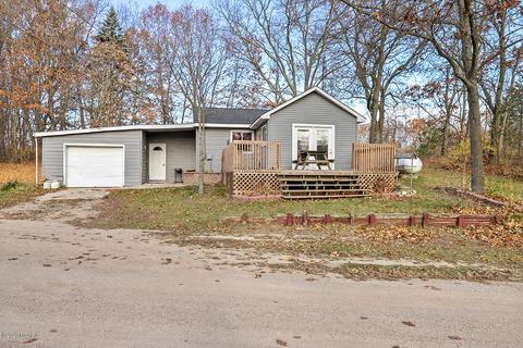 412 Adele Dr, Trufant, MI 49347 photo 1